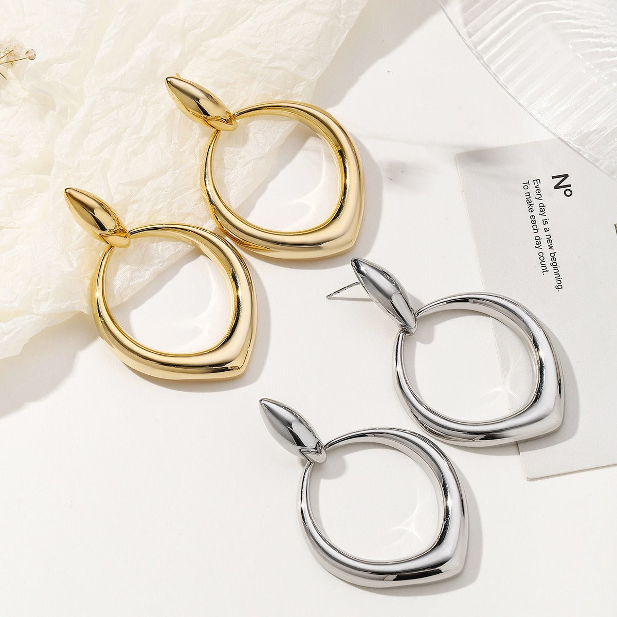 Retro Hong Kong style niche design earrings, cool style earrings, temperament earrings