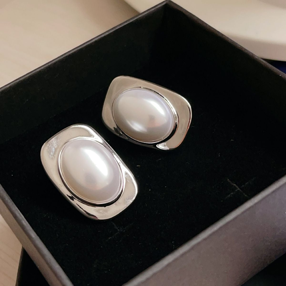 Square pearl earrings, high-end INS style, exaggerated fashionable earrings, simple temperament earrings