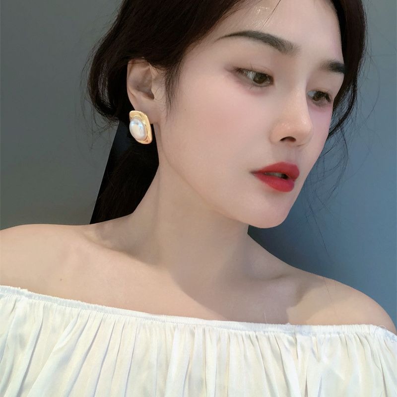 Square pearl earrings, high-end INS style, exaggerated fashionable earrings, simple temperament earrings
