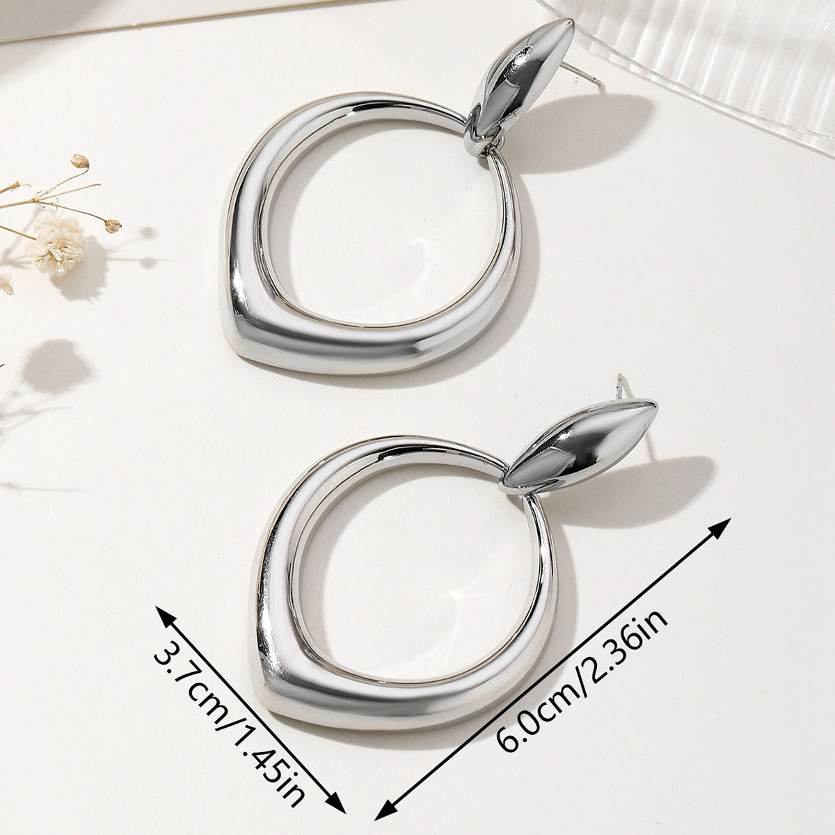 Retro Hong Kong style niche design earrings, cool style earrings, temperament earrings