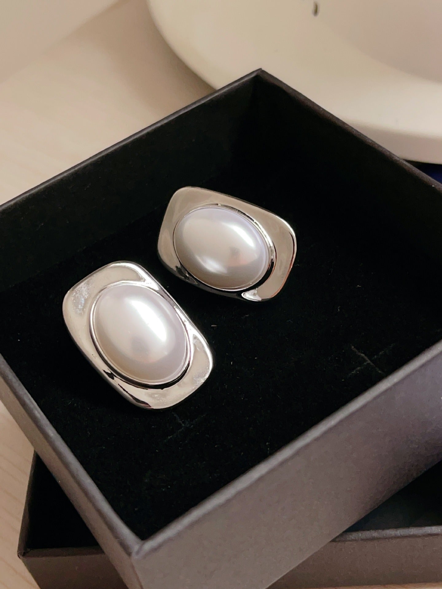 Square pearl earrings, high-end INS style, exaggerated fashionable earrings, simple temperament earrings